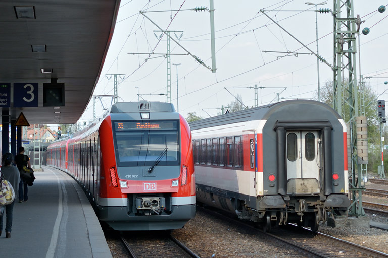 430 023 und 430 022 als S7868 bei km 15,6 (April 2013)