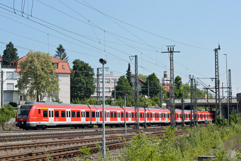 430 023 als S1 bei km 15,4 (Juni 2013)
