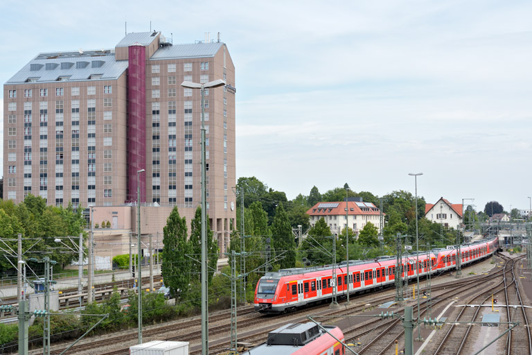 430 026, 430 021 und 430 520 als Lt 72982 bei km 15,8 (August 2013)