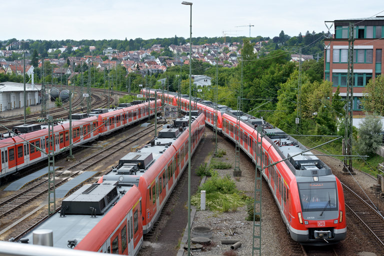 430 520, 430 021 und 430 026 als Lt 72981 bei km 16,0 (August 2013)
