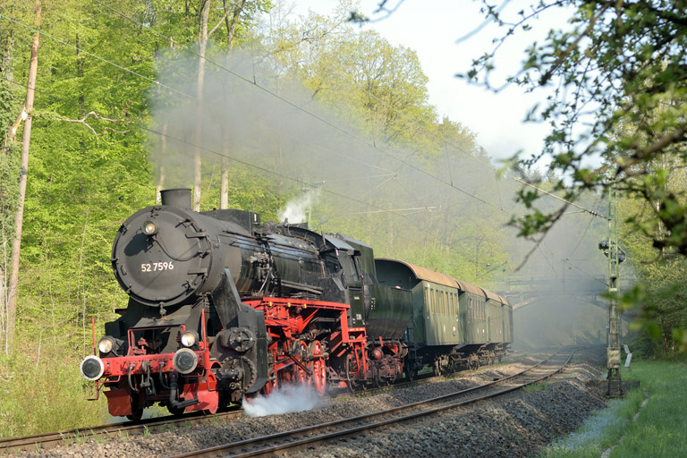 52 7596 mit Dlr 25790 bei km 11,8 (Mai 2013)