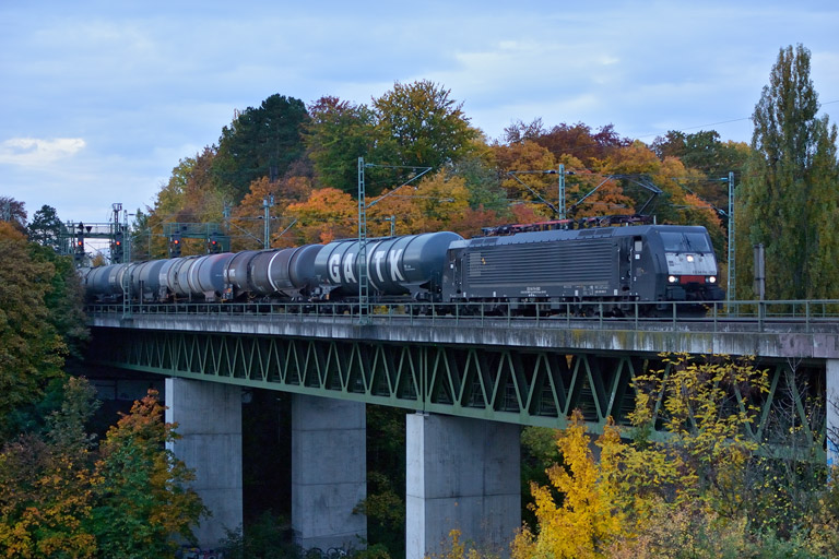 ES 64 F4-083 mit DGS 91138 bei km 14,6 (Oktober 2013)
