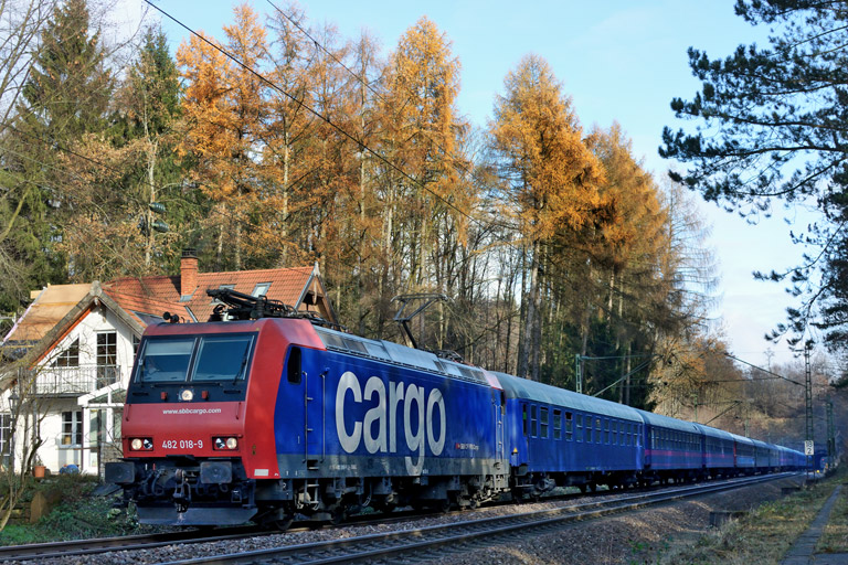 482 018 mit DPE 24115 bei km 18,2 (Dezember 2013)