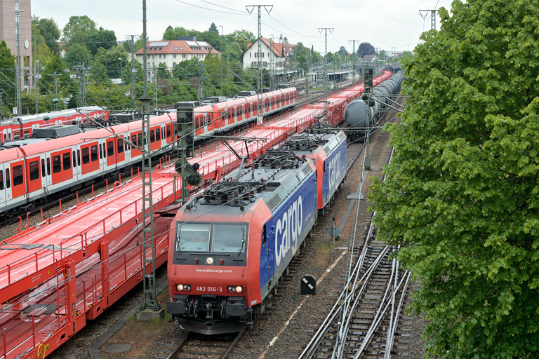 482 016 und 482 007 bei km 15,8 (Mai 2013)