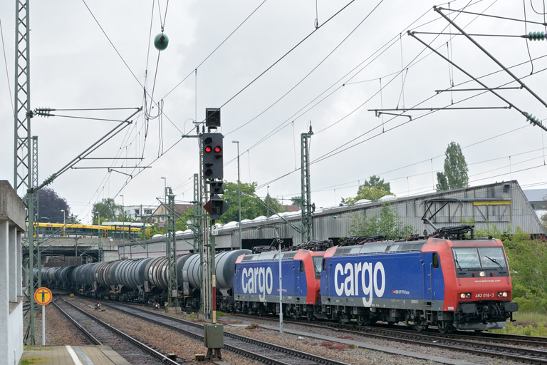 482 016 und 482 007 bei km 15,4 (Mai 2013)