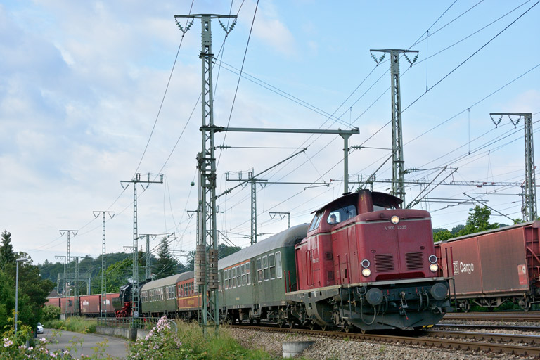 V100 2335 mit DLr 79757 bei km 16,6 (Juni 2013)
