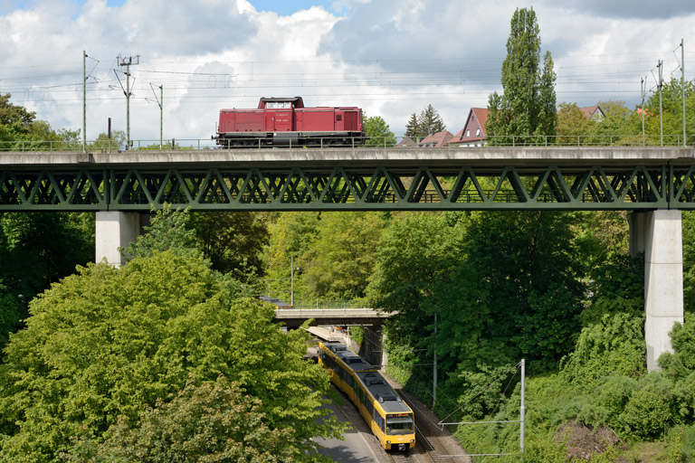 V100 2335 als Tfzf(D) 91899 bei km 14,6 (Mai 2013)