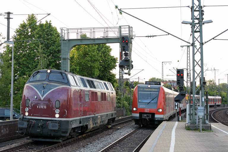 V270.10 (ex DB 221 124) bei km 16,6 (Juni 2013)
