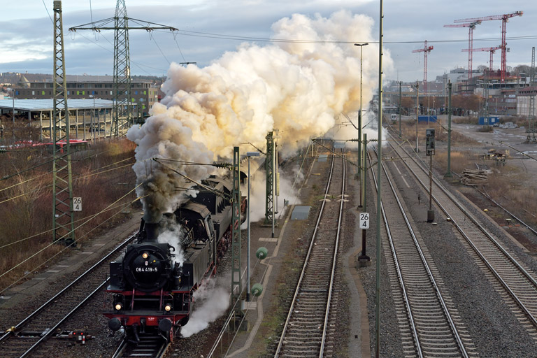 64 419 und 52 7596 mit DPE 79440 in B&ouml;blingen (Januar 2014)