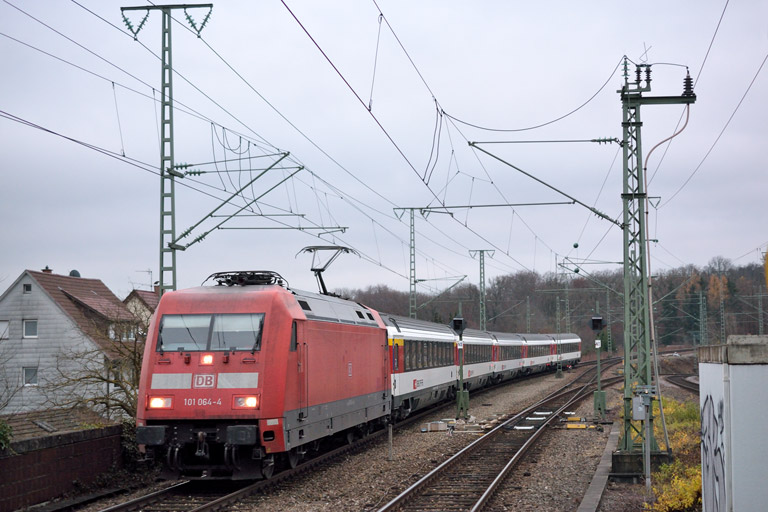101 064 mit IC 186 bei km 16,8 (Dezember 2014)
