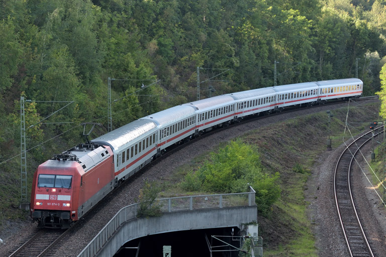 101 074 mit IC 2513 bei km 13,8 (August 2014)