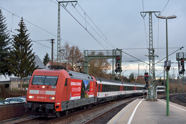 101 092 mit IC 181 bei km 16,6 (Februar 2014)