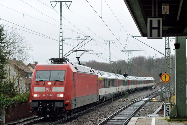 101 098 mit IC 282 bei km 16,8 (Dezember 2014)