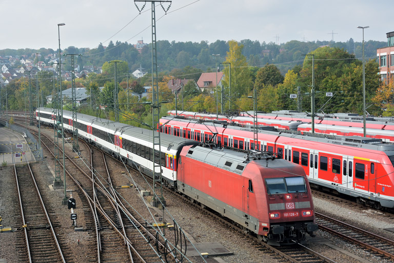 101 128 mit IC 282 bei km 16,0 (Oktober 2014)