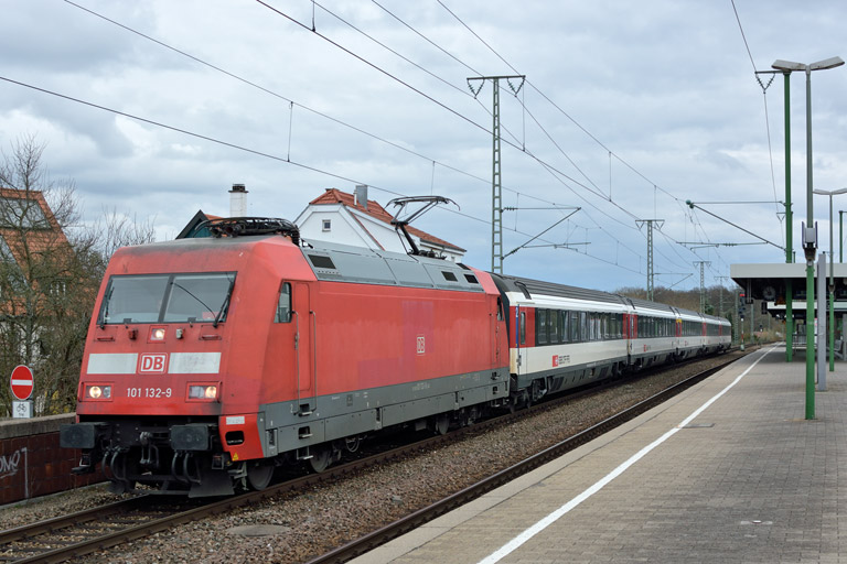 101 132 mit IC 186 bei km 16,8 (M&auml;rz 2014)