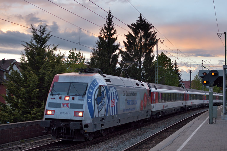 101 144 mit IC 285 bei km 16,8 (April 2014)