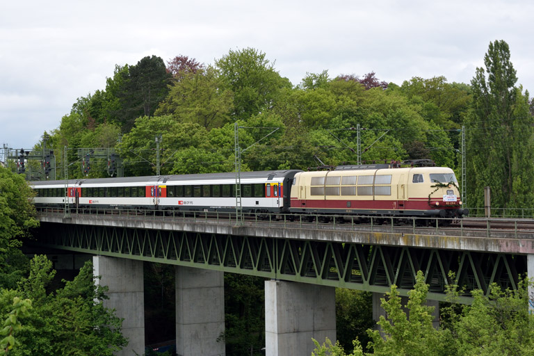 103 235 mit IC 280 bei km 14,6 (April 2014)