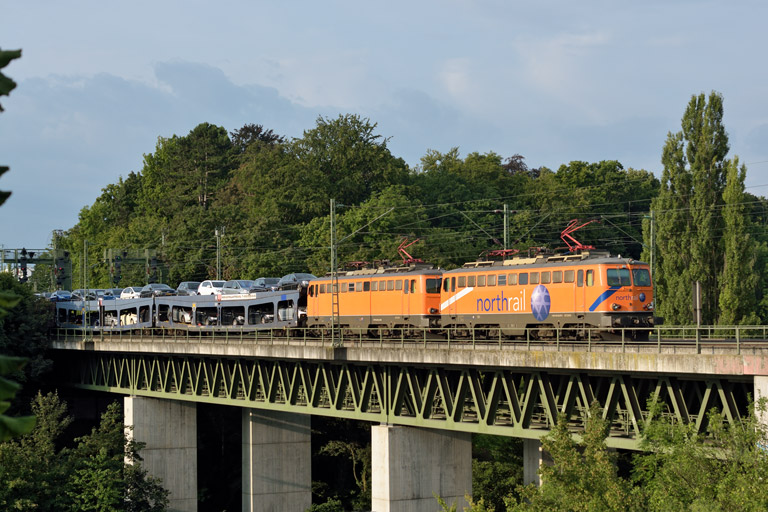 1142 579 und 1142 635 mit DPF-K 13408 bei km 14,6 (August 2014)