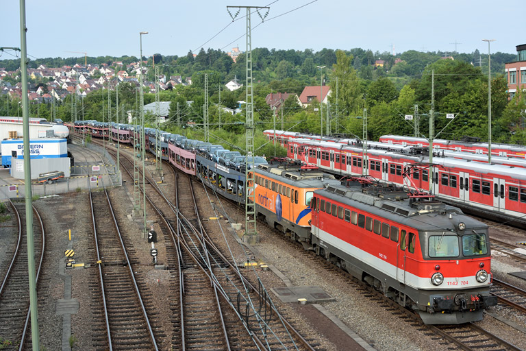 1142 704 und 1142 579 mit DPF-K 13408 bei km 16,0 (Juli 2014)