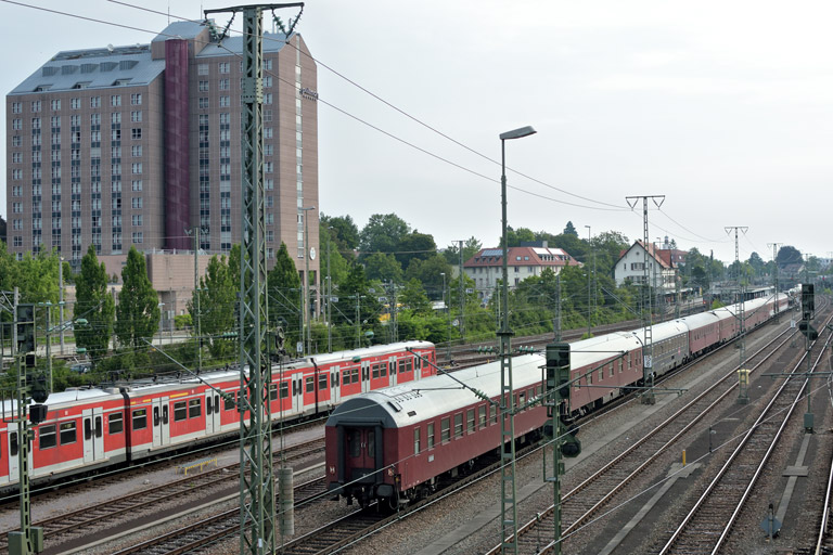 "Autoslaaptrein" DPF-K 13408 bei km 15,8 (Juli 2014)