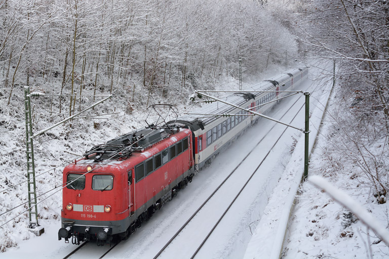 115 198 mit IC 187 bei km 19,0 (Dezember 2014)