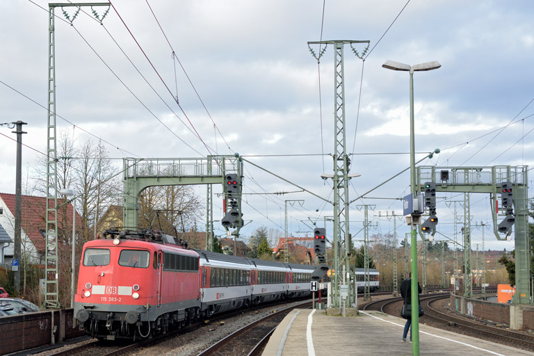 115 383 mit IC 187 bei km 16,6 (Dezember 2014)