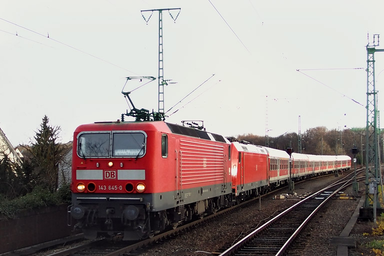 143 645 und Lok der Baureihe 146 bei km 16,8 (Dezember 2014)