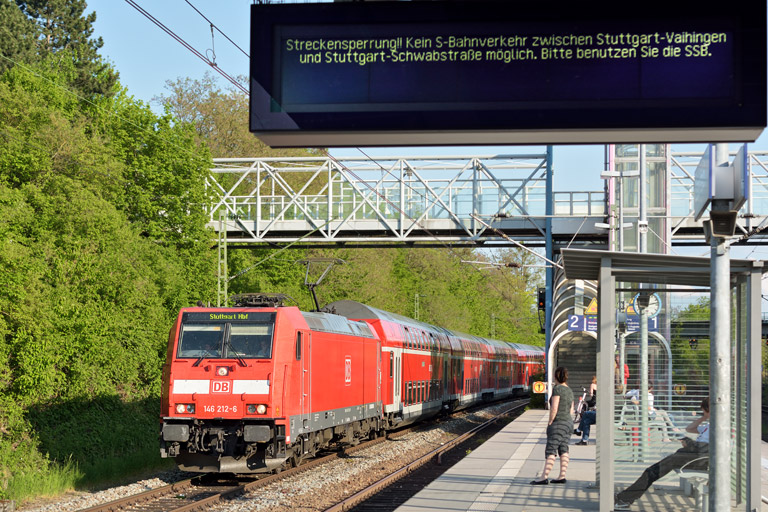 146 212 mit RE 19046 bei km 14,4 (April 2014)
