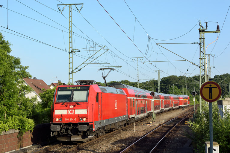146 214 mit RE 19048 bei km 16,8 (Juni 2014)