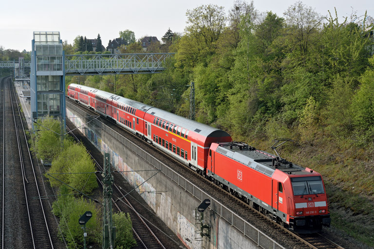 146 218 mit RE 19035 bei km 14,0 (April 2014)
