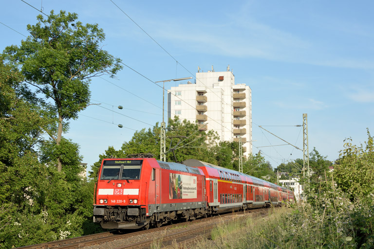 146 220 mit RE 19048 bei km 8,2 (Juni 2014)