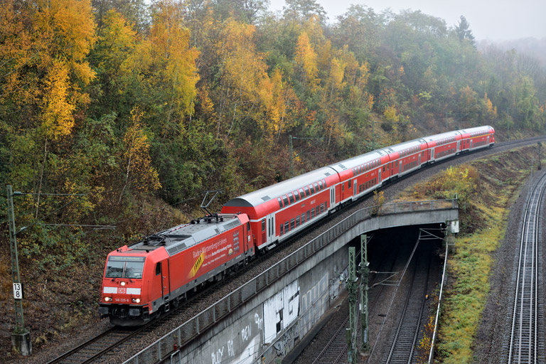 146 225 mit RE 19035 bei km 13,8 (November 2014)