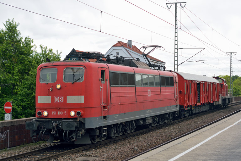 151 100 mit Hilfz 99971 bei km 16,8 (Mai 2014)