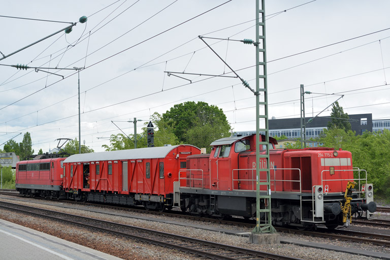 151 100 und 294 775 mit Hilfz 99971 bei km 15,6 (Mai 2014)