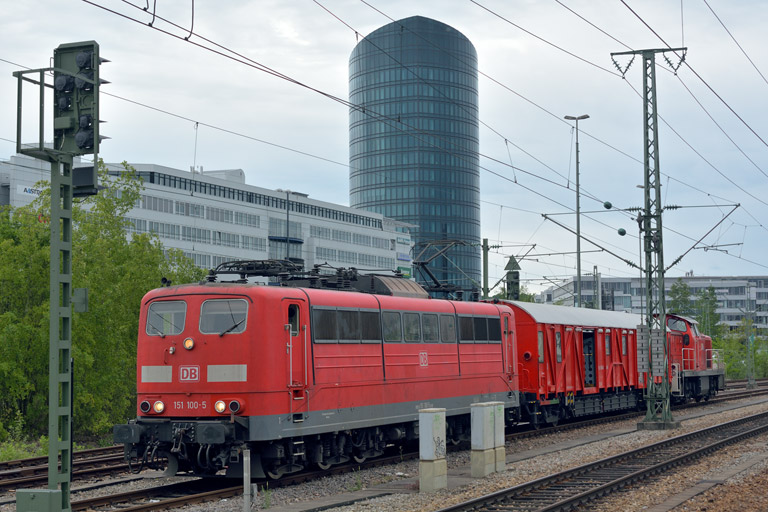 151 100 und 294 775 mit Hilfz 99971 bei km 15,6 (Mai 2014)