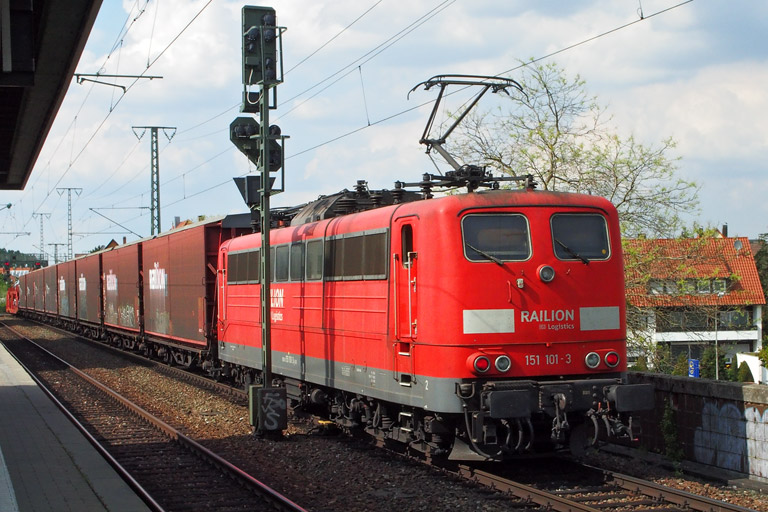 151 101 mit GA 52928 bei km 16,8 (April 2014)