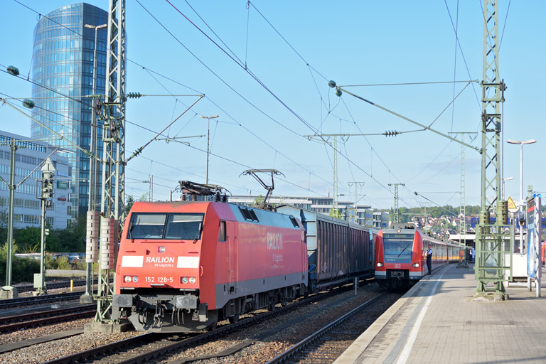 152 128 mit EK 52946 bei km 15,6 (April 2014)