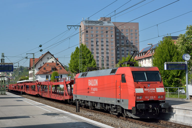 152 128 mit EK 56183 bei km 15,6 (April 2014)
