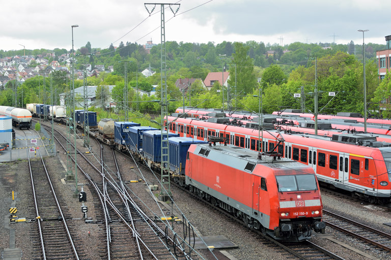 152 150 mit KT 50054 bei km 16,0 (April 2014)