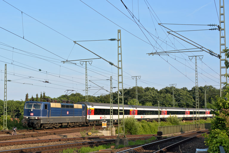 181 201 mit IC 182 bei km 17,0 (Juni 2014)