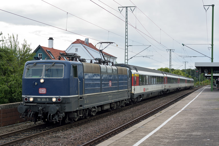 181 201 mit IC 280 bei km 16,8 (August 2014)