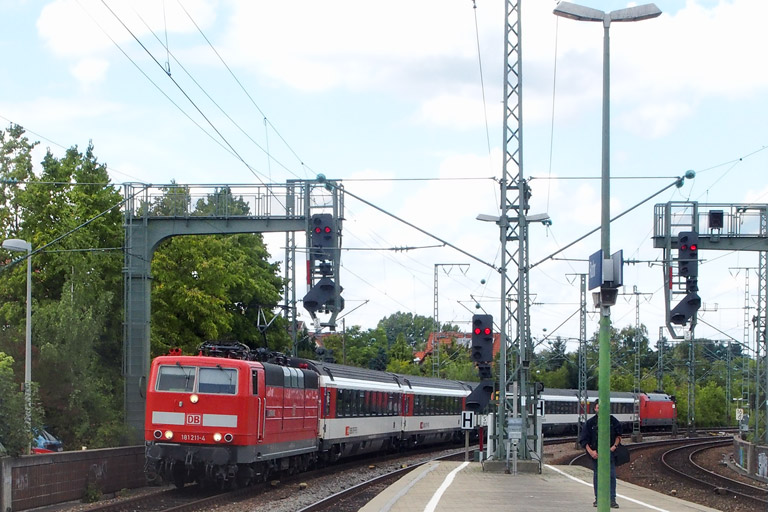 181 211 mit IC 2511 bei km 16,6 (August 2014)