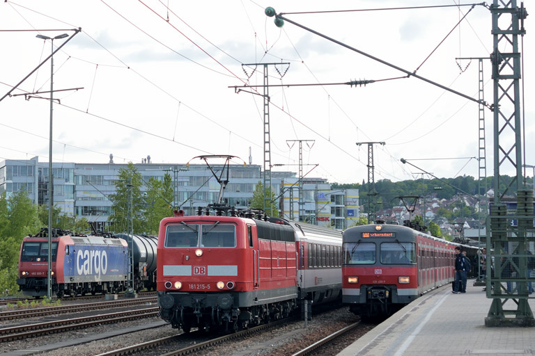 185 215 mit IC 184 und 482 000 bei km 15,6 (Mai 2014)