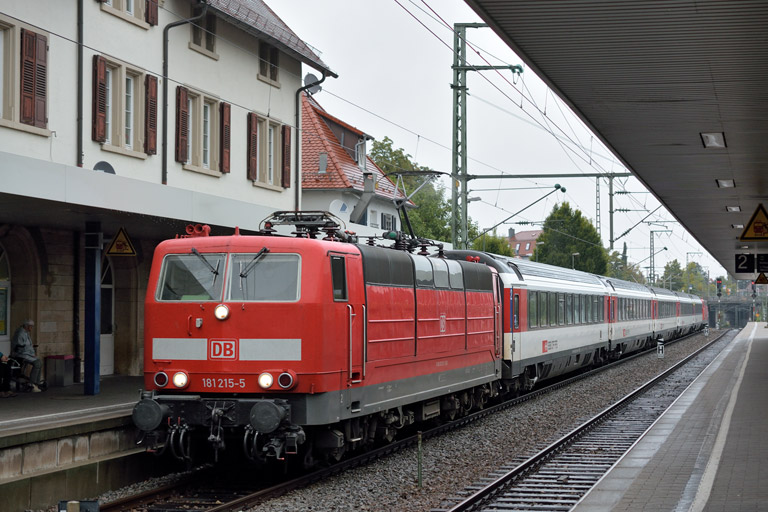 181 215 mit IC 2511 bei km 15,6 (September 2014)