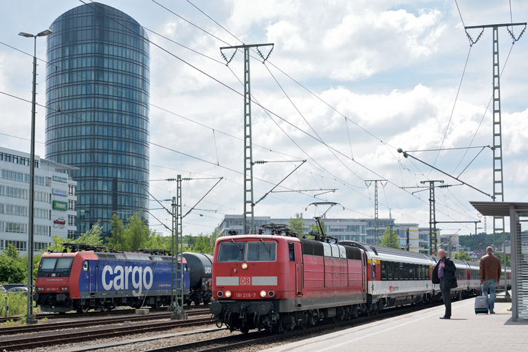 185 219 mit IC 280 und 482 000 bei km 15,6 (Mai 2014)