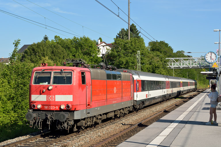 181 223 mit IC 184 bei km 14,2 (Juli 2014)