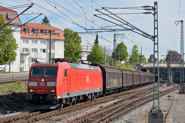 185 057 mit GB 49151 bei km 15,4 (April 2014)