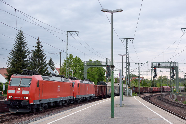 185 086 und 185 094 mit EK 56185 bei km 16,8 (April 2014)