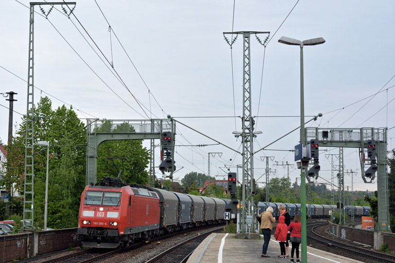 185 086 mit GM 49225 bei km 16,6 (April 2014)