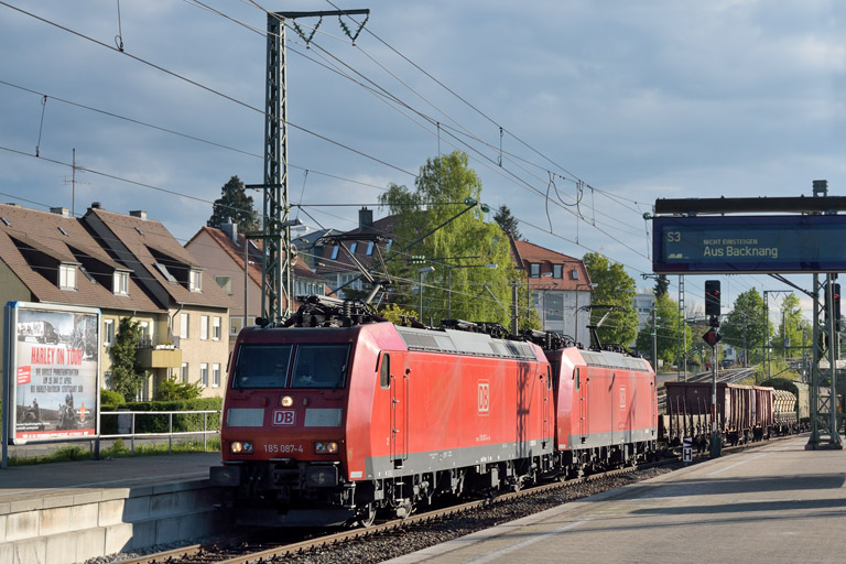 185 087 und 185 094 mit EZ 44689 bei km 15,6 (April 2014)